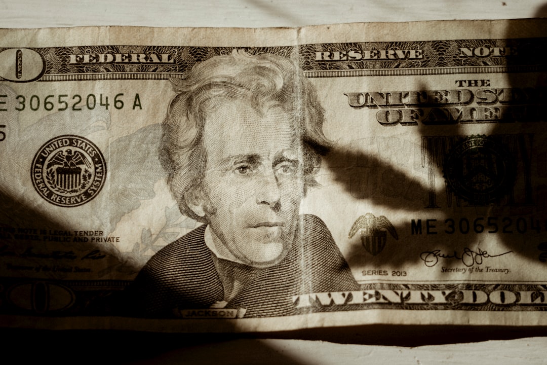 Illustration de l'article Dollar en tension : géopolitique, tarifs et Fed compliquent la donne sur analyses techniques - DailyTrading