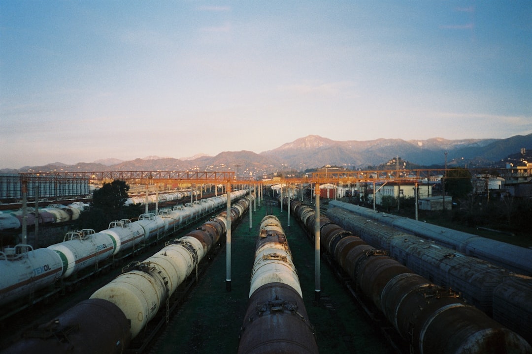 Illustration de l'article Pétrole et géopolitique : Ukraine, tarifs et OPEP+ font bouger le Brent sur analyses techniques - DailyTrading