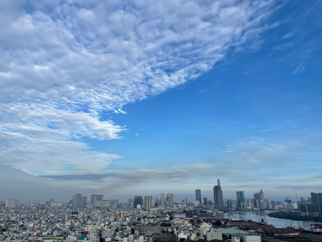 Illustration de l'article Ichimoku Cloud : guide complet pour débuter en trading avec le nuage japonais sur formation trading - DailyTrading